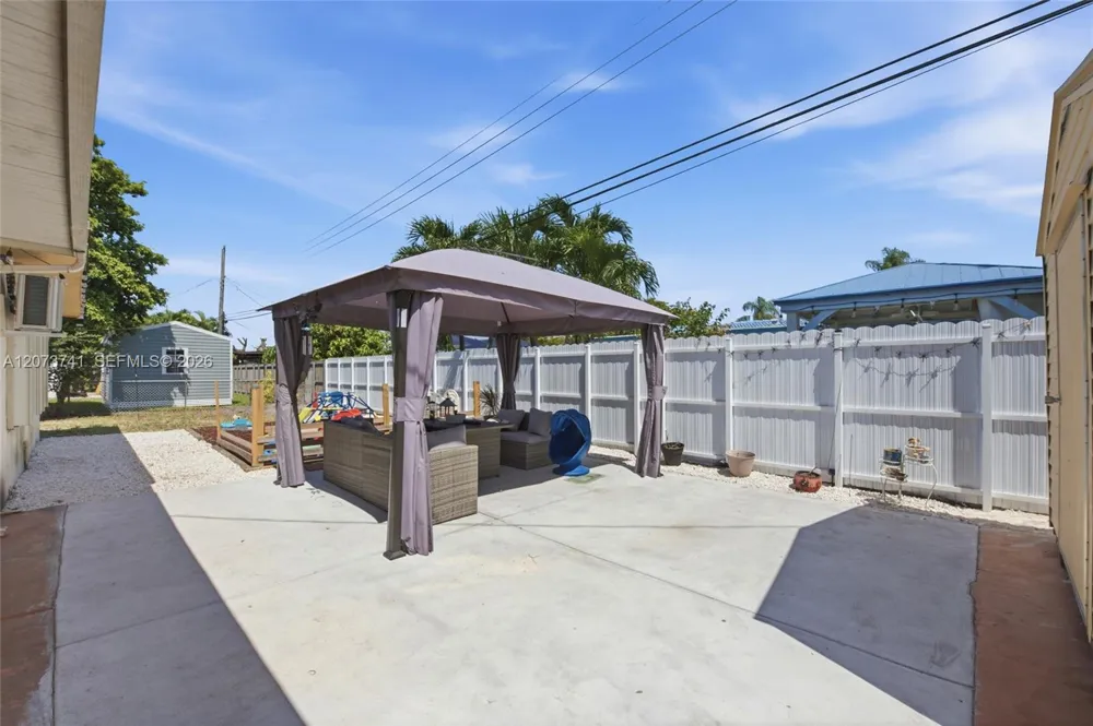 681 W 55th Pl Hialeah, FL 33012