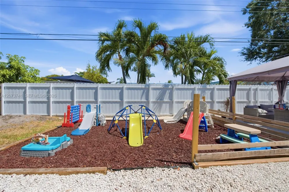 681 W 55th Pl Hialeah, FL 33012