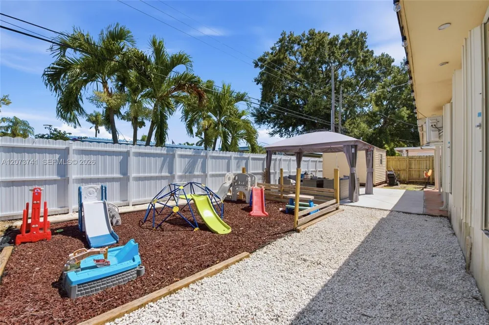 681 W 55th Pl Hialeah, FL 33012