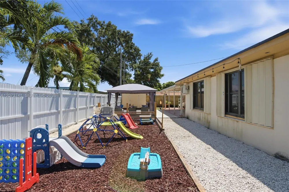 681 W 55th Pl Hialeah, FL 33012