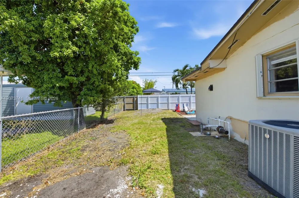 681 W 55th Pl Hialeah, FL 33012
