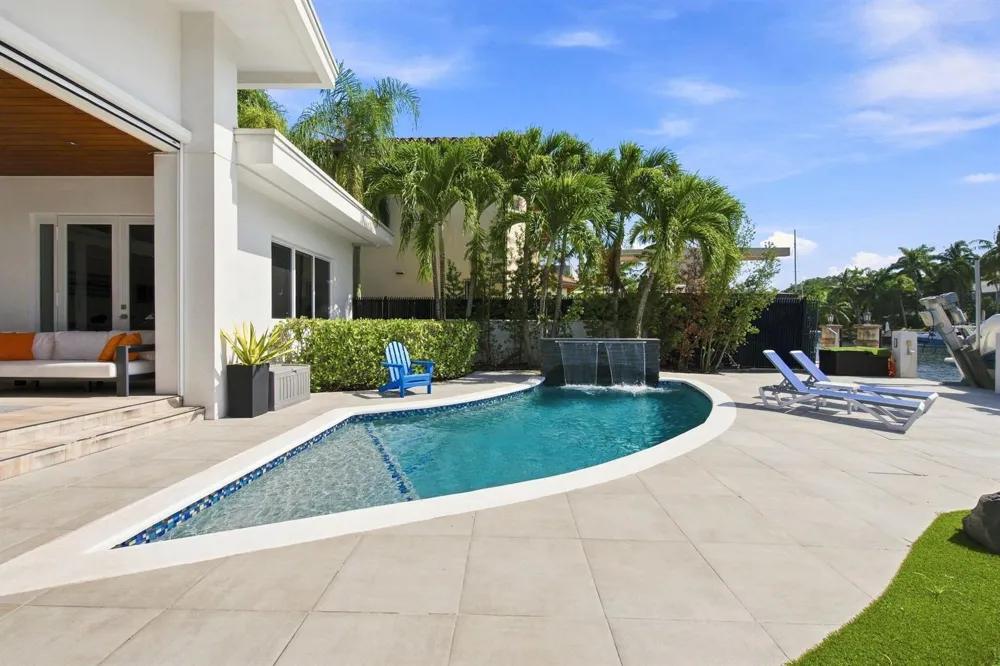 121 S GORDON ROAD Fort Lauderdale, FL 33301
