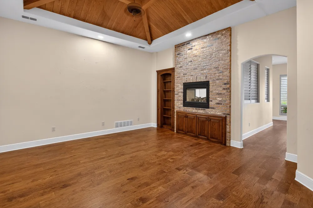 701 W Walcott Street Pilot Point, TX 76258