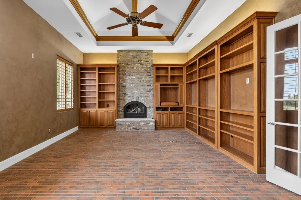 701 W Walcott Street Pilot Point, TX 76258