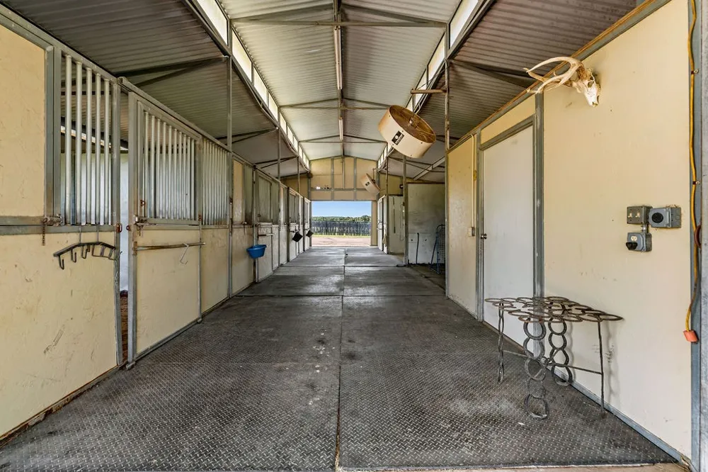 24860 US Highway 281 Stephenville, TX 76401