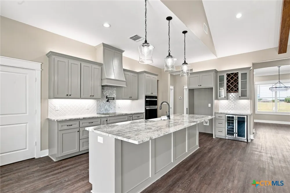 307 Silver Lake Victoria, TX 77904