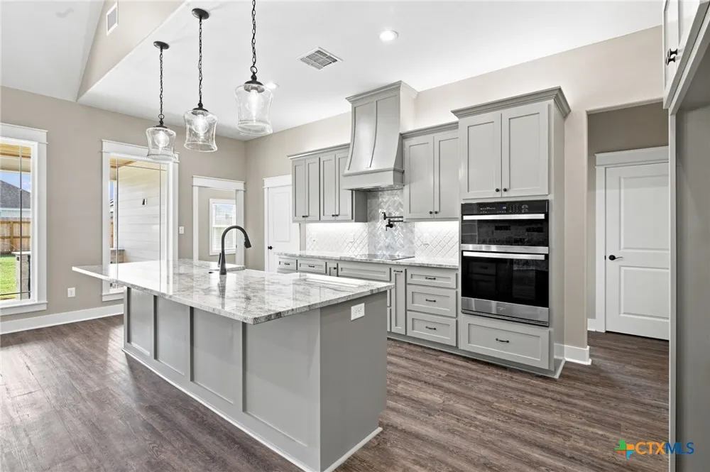 307 Silver Lake Victoria, TX 77904