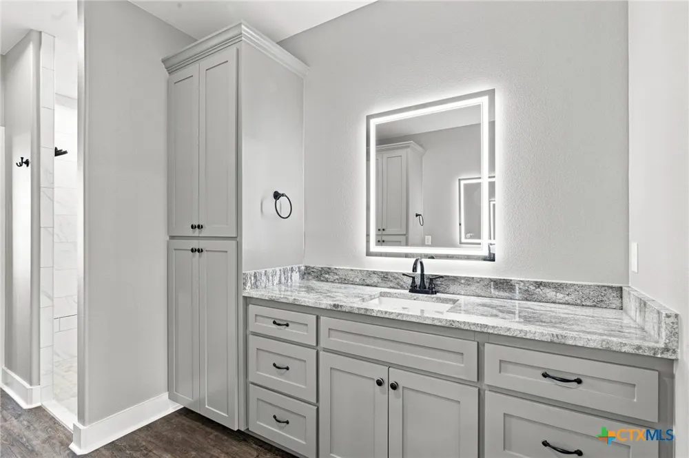 307 Silver Lake Victoria, TX 77904