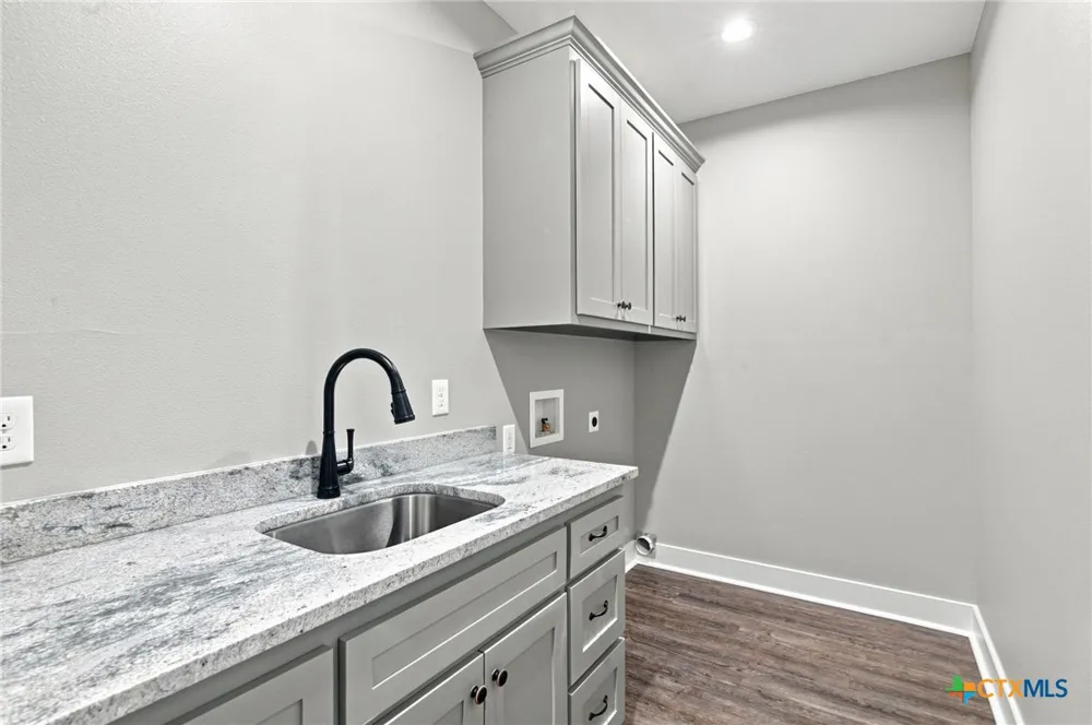 307 Silver Lake Victoria, TX 77904