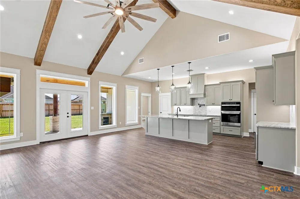 307 Silver Lake Victoria, TX 77904