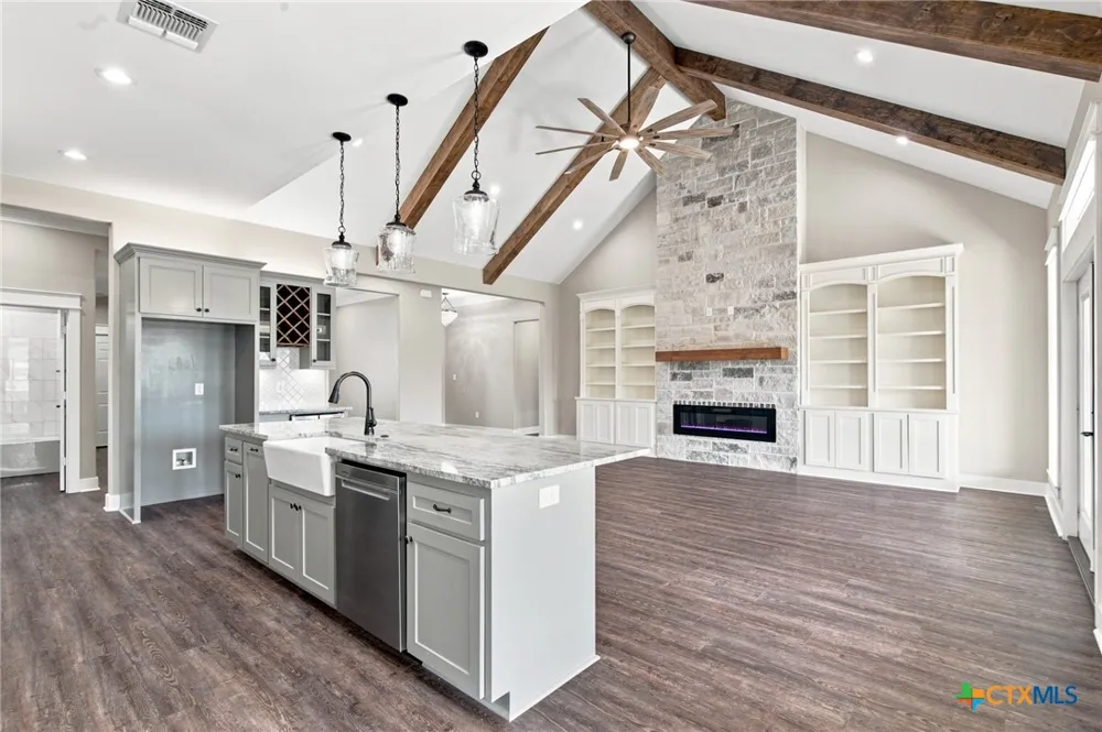 307 Silver Lake Victoria, TX 77904