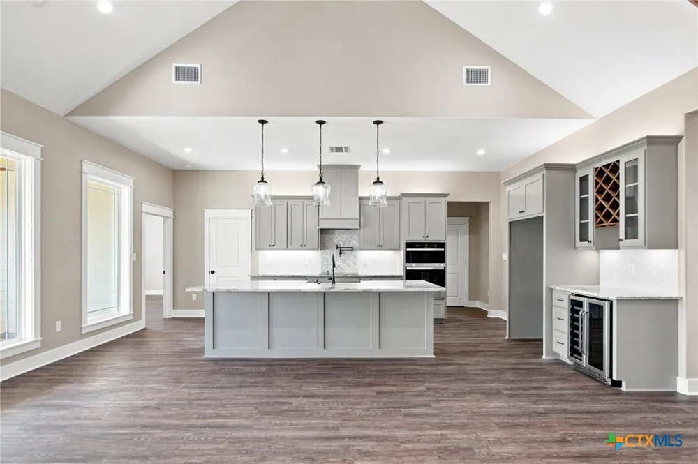 307 Silver Lake Victoria, TX 77904