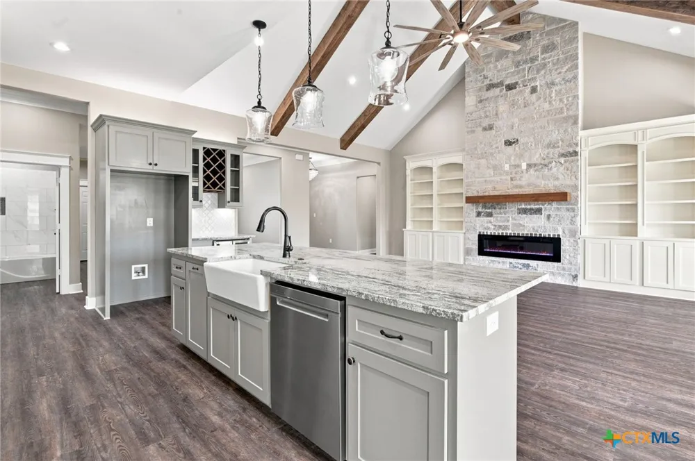 307 Silver Lake Victoria, TX 77904