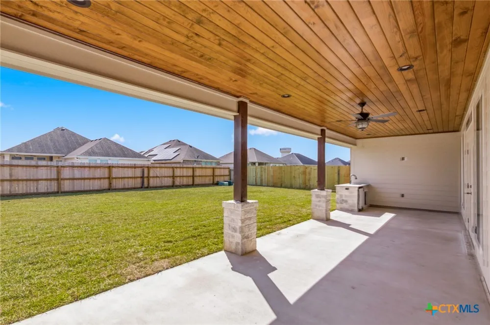 307 Silver Lake Victoria, TX 77904