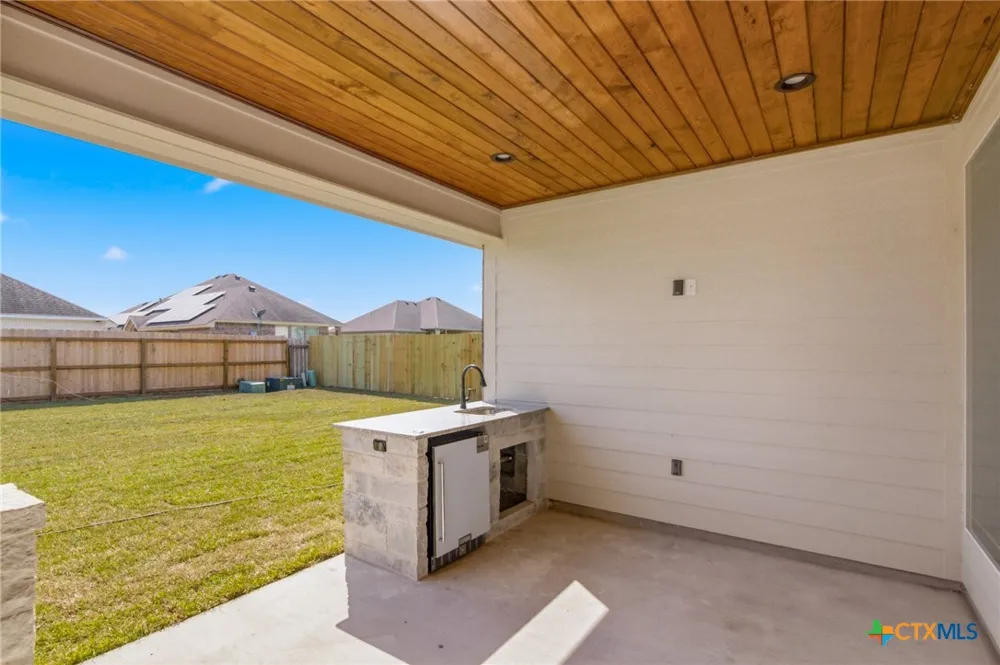 307 Silver Lake Victoria, TX 77904