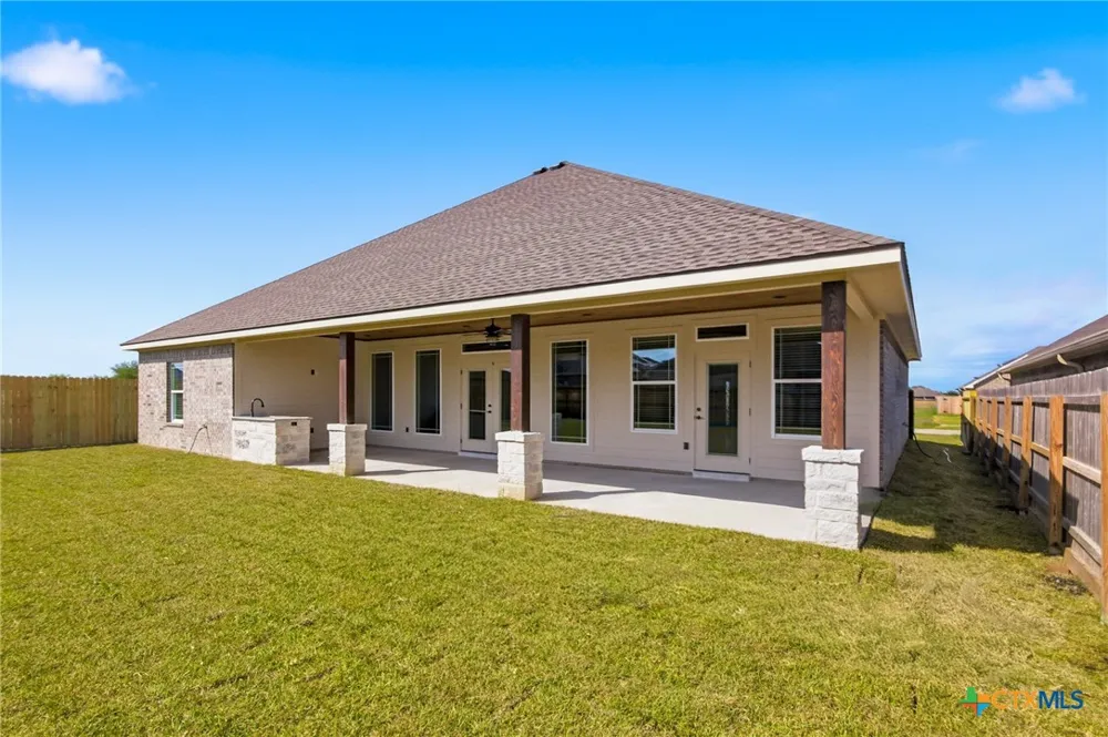 307 Silver Lake Victoria, TX 77904
