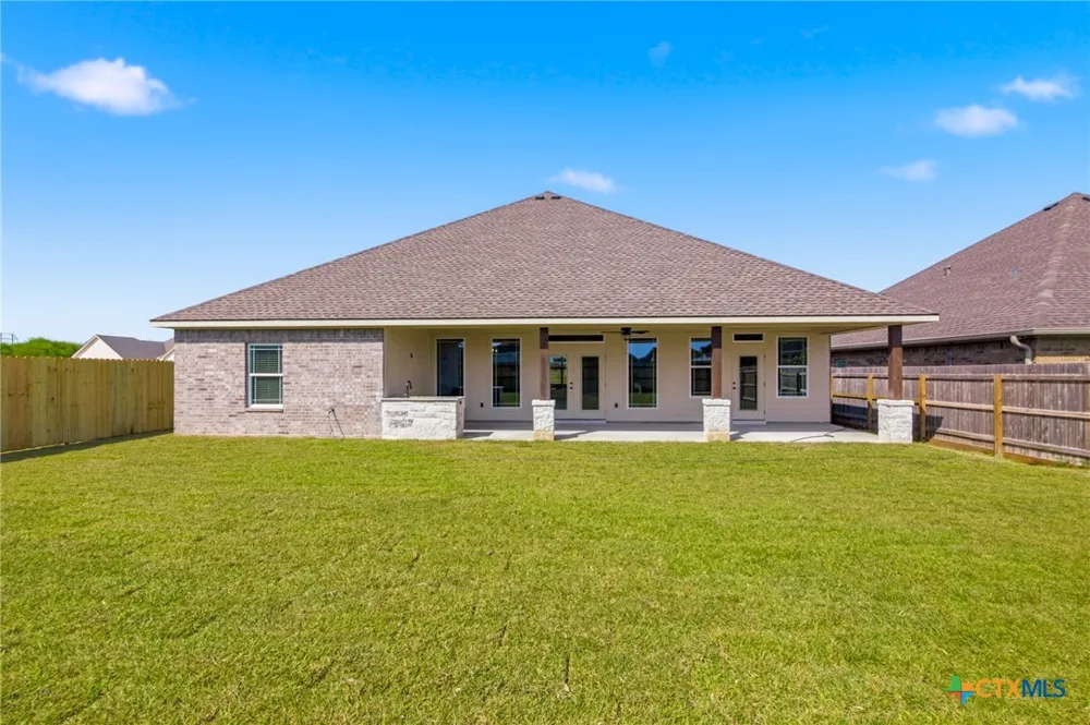 307 Silver Lake Victoria, TX 77904