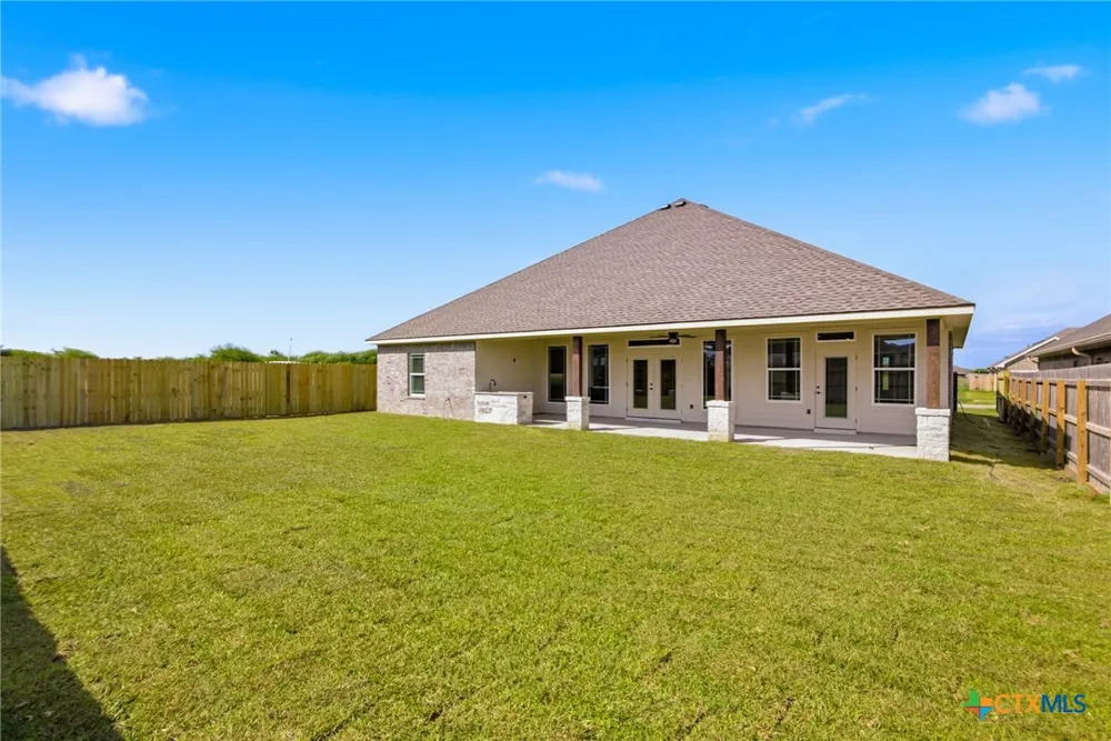 307 Silver Lake Victoria, TX 77904