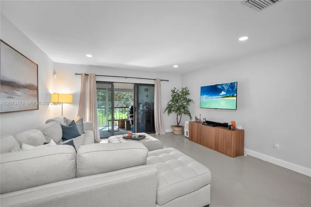 7956 Eastlake Dr #F Boca Raton, FL 33433