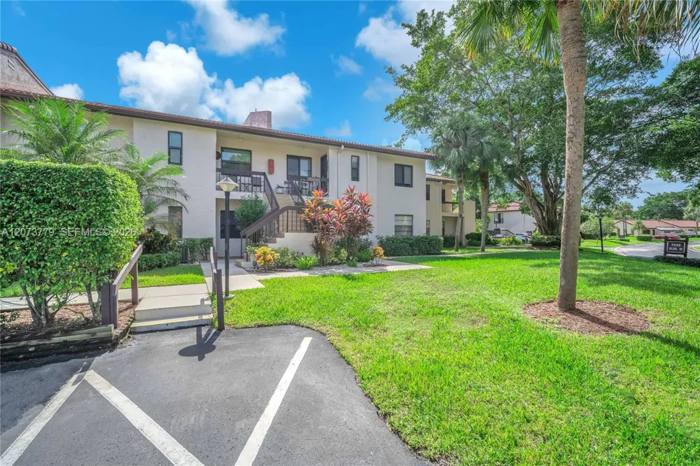 7956 Eastlake Dr #F Boca Raton, FL 33433