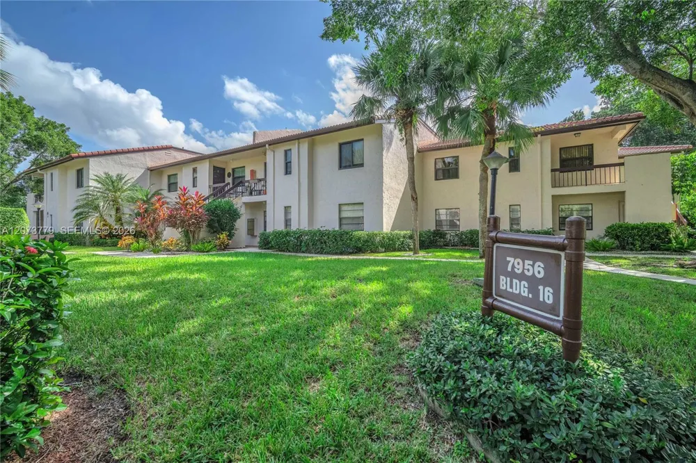 7956 Eastlake Dr #F Boca Raton, FL 33433