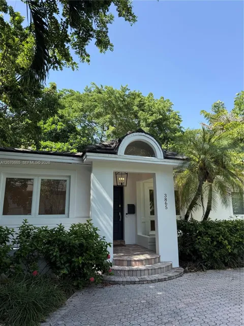 3865 Poinciana Ave