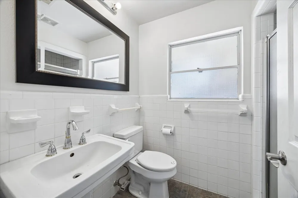 4901 Valerie Street Bellaire, TX 77401