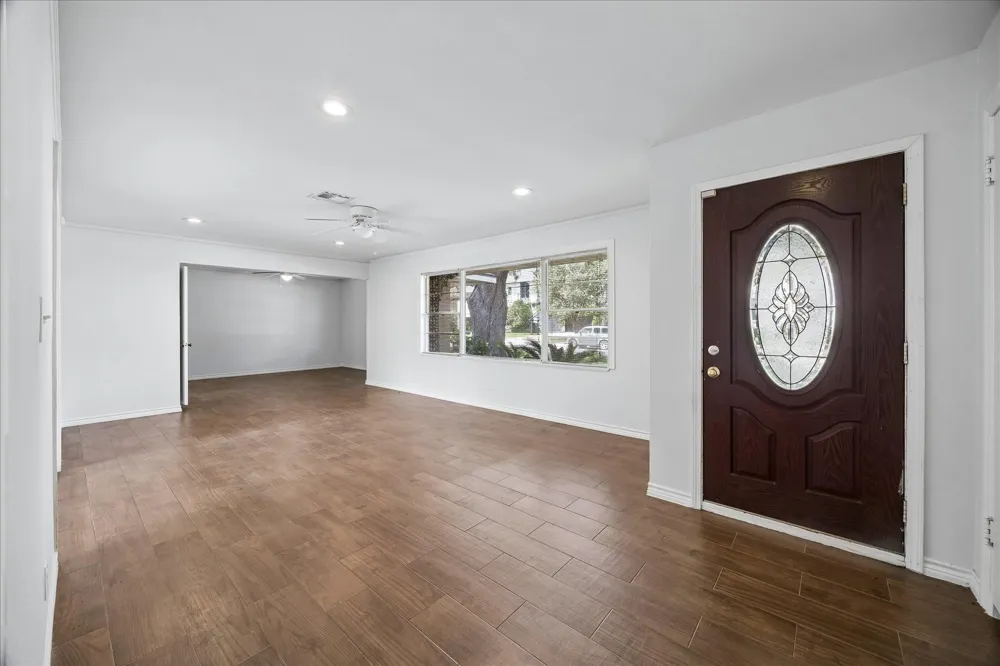 4901 Valerie Street Bellaire, TX 77401