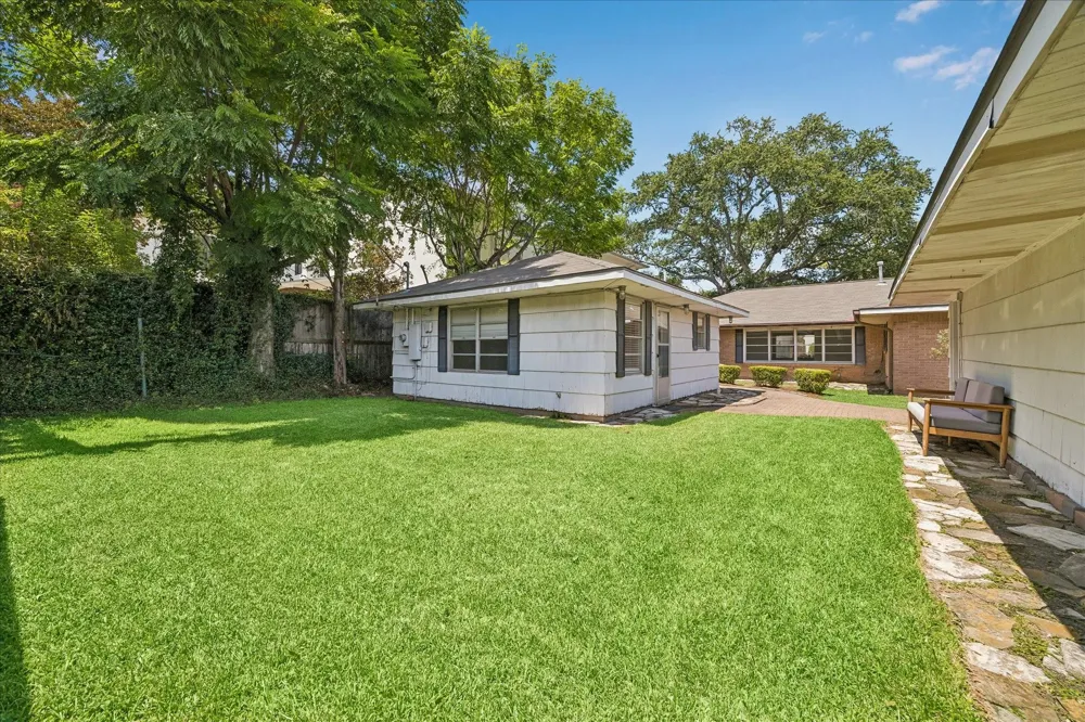 4901 Valerie Street Bellaire, TX 77401