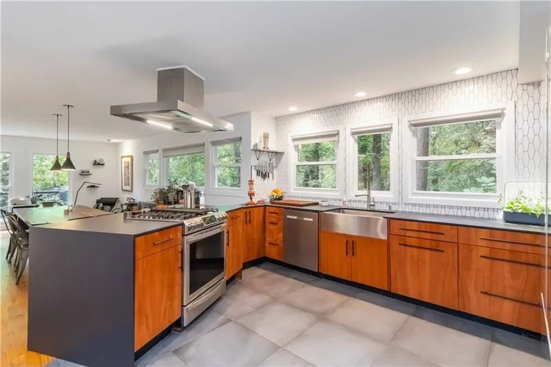 100 Kings Mill Court Roswell, GA 30075
