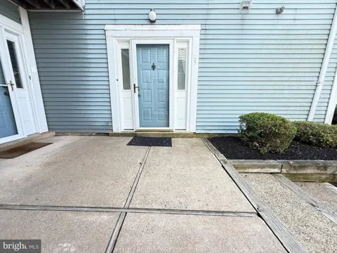 63 HILLCROFT WAY