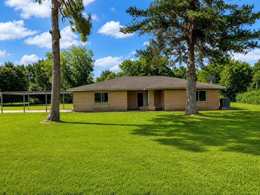 702 E Dallas Street Fresno, TX 77545