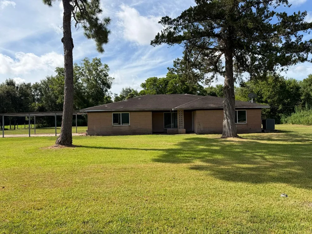 702 E Dallas Street Fresno, TX 77545