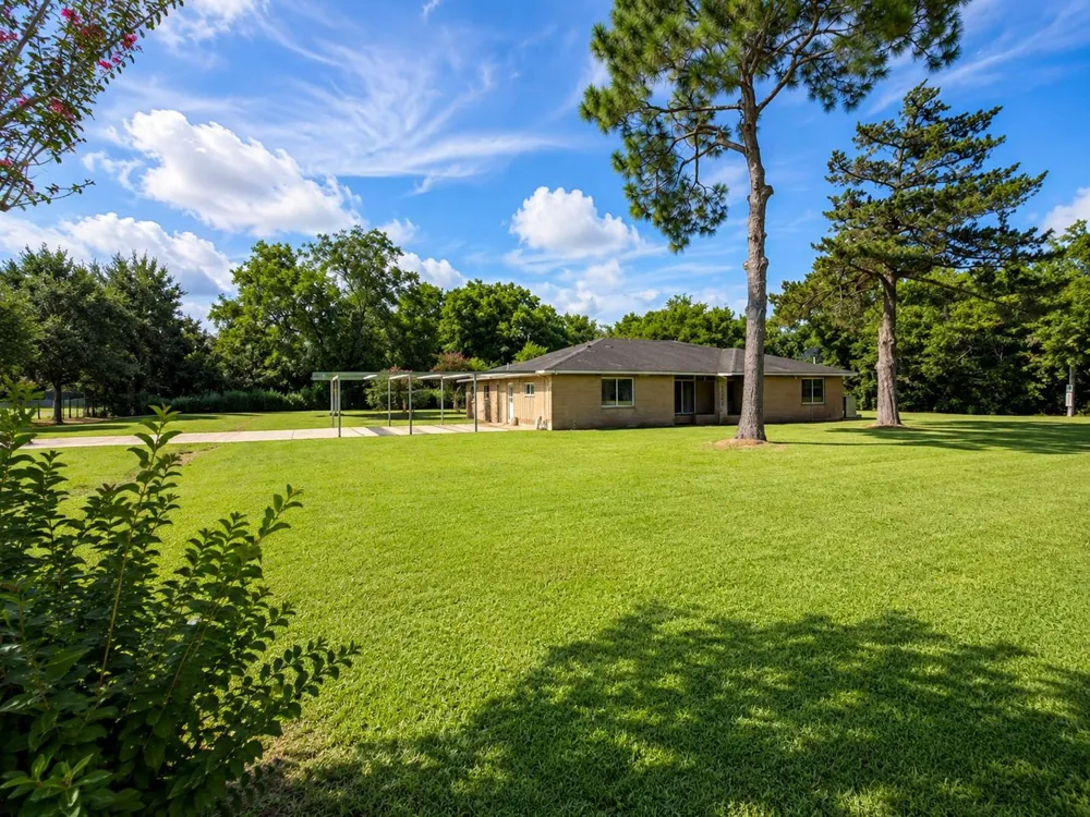 702 E Dallas Street Fresno, TX 77545