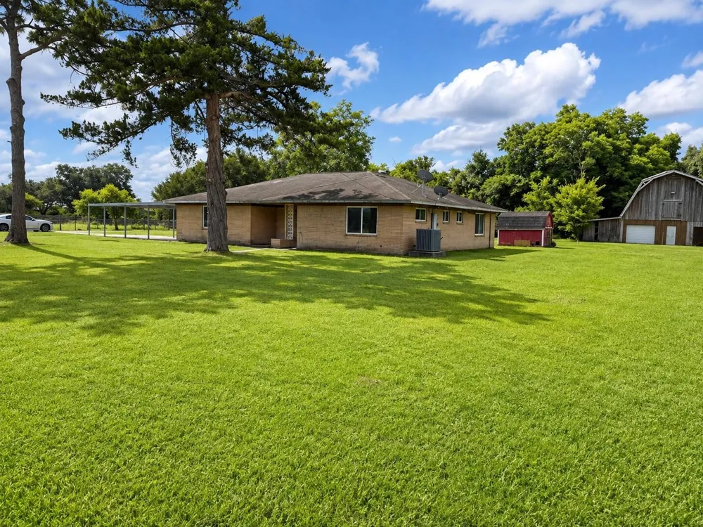702 E Dallas Street Fresno, TX 77545