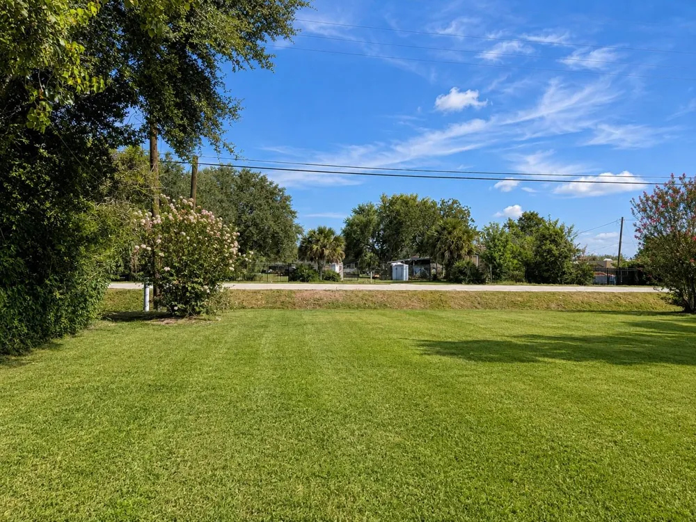 702 E Dallas Street Fresno, TX 77545