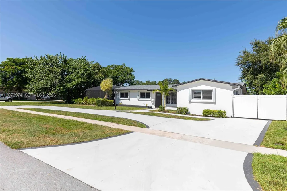 1900 NW 82nd Ter Pembroke Pines, FL 33024
