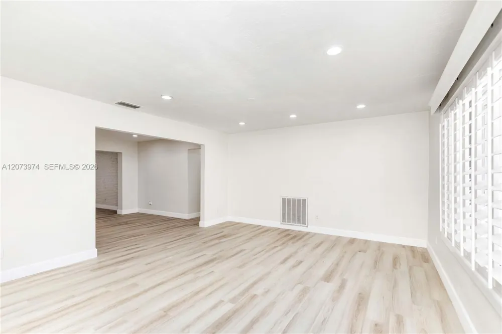 1900 NW 82nd Ter Pembroke Pines, FL 33024