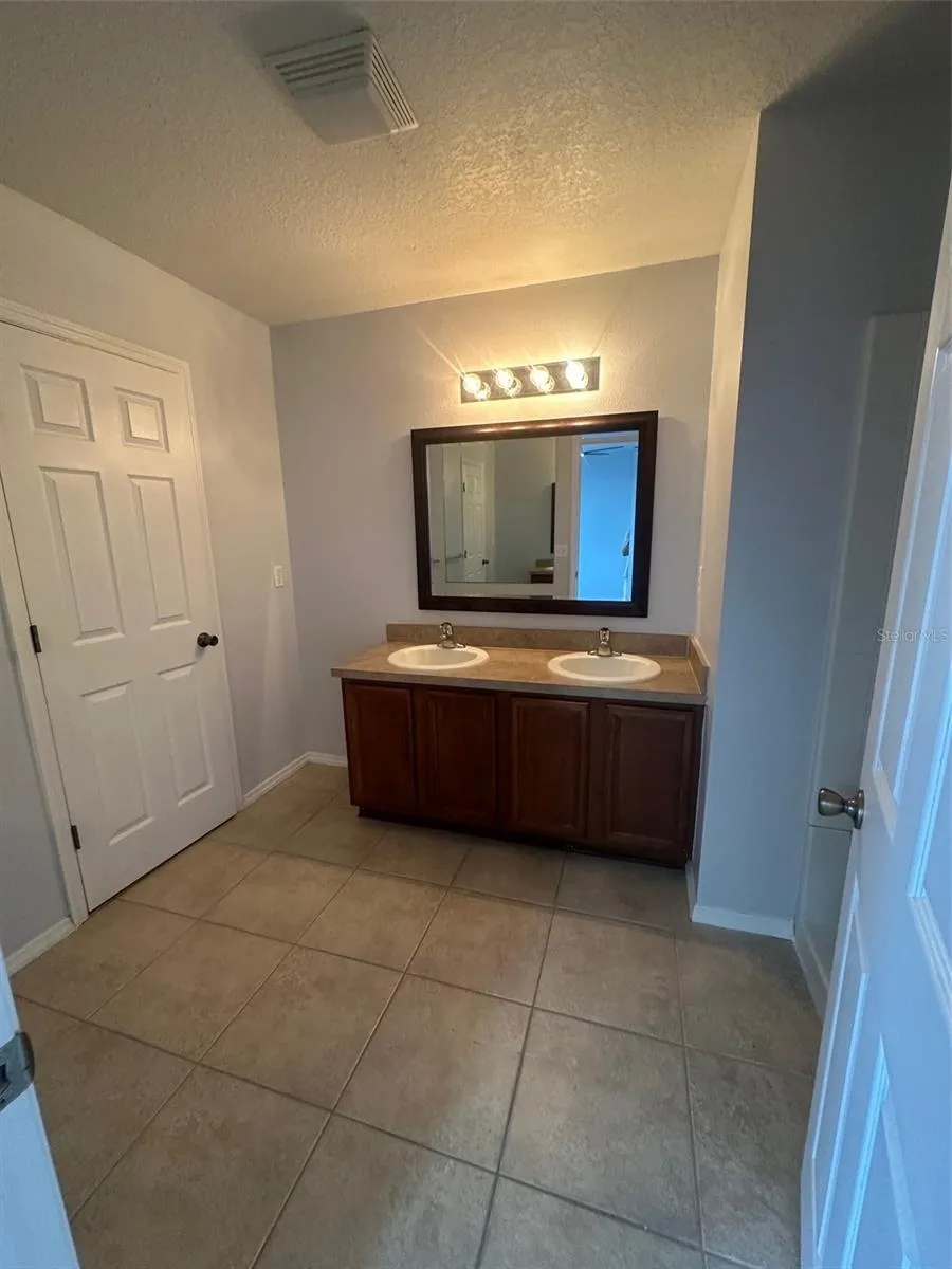 2516 EDGEWATER FALLS DRIVE Brandon, FL 33511