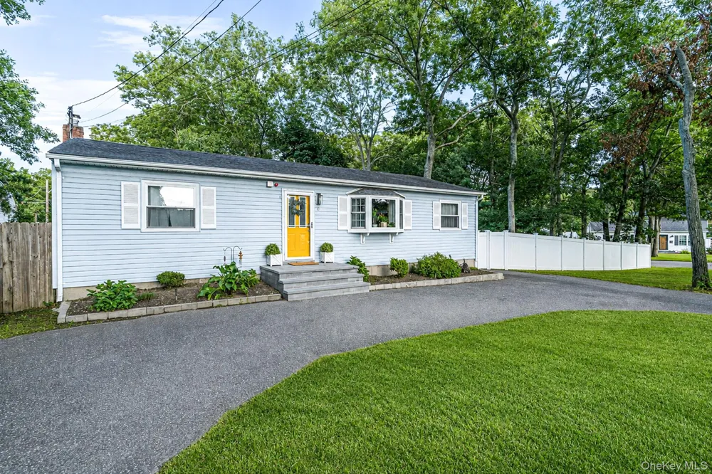 3 Newcomb Trail Ridge, NY 11961