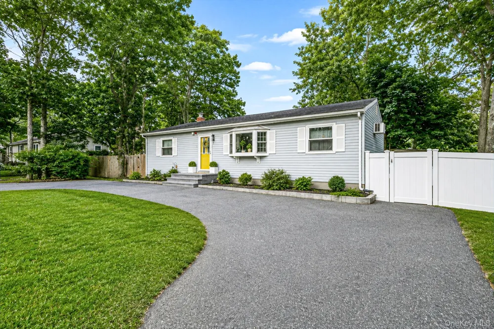 3 Newcomb Trail Ridge, NY 11961