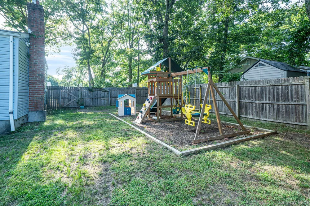 3 Newcomb Trail Ridge, NY 11961