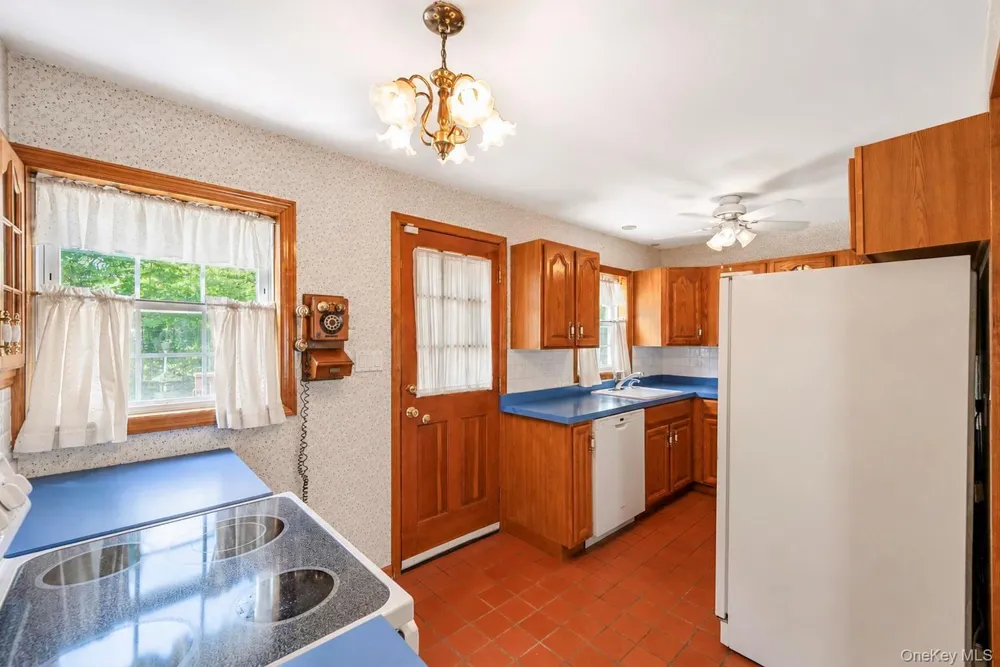 44 Maple Drive Amityville, NY 11701