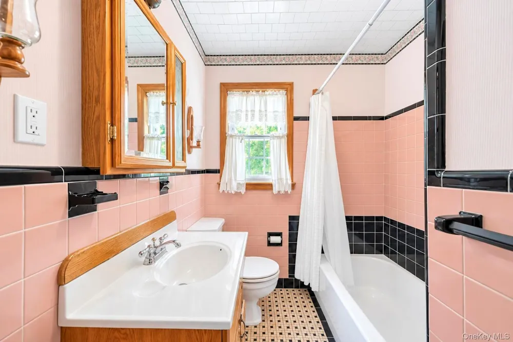 44 Maple Drive Amityville, NY 11701