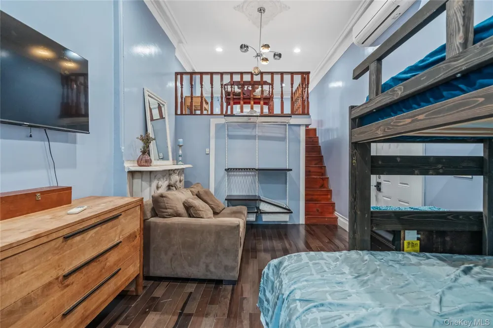220 E 116th Street #2nd Floor New York (Manhattan), NY 10029