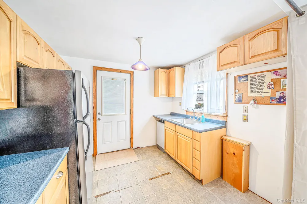 21 Cherokee Drive Bay Shore, NY 11706