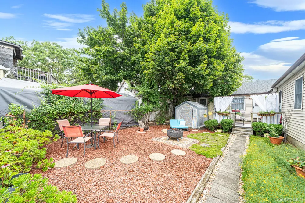 21 Cherokee Drive Bay Shore, NY 11706
