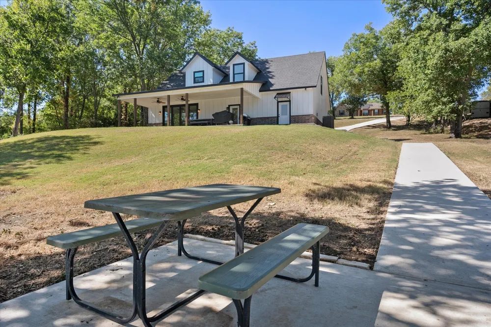 429 Meandering Way Corsicana, TX 75109