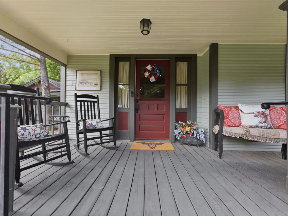 322 W Bridge Street Granbury, TX 76048