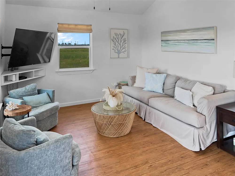 753 Bluewater Highway Surfside Beach, TX 77541